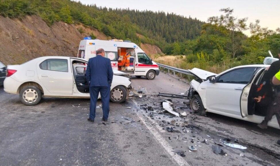 Kastamonu'da iki otomobil kafa kafaya çarpıştı: 4 yaralı