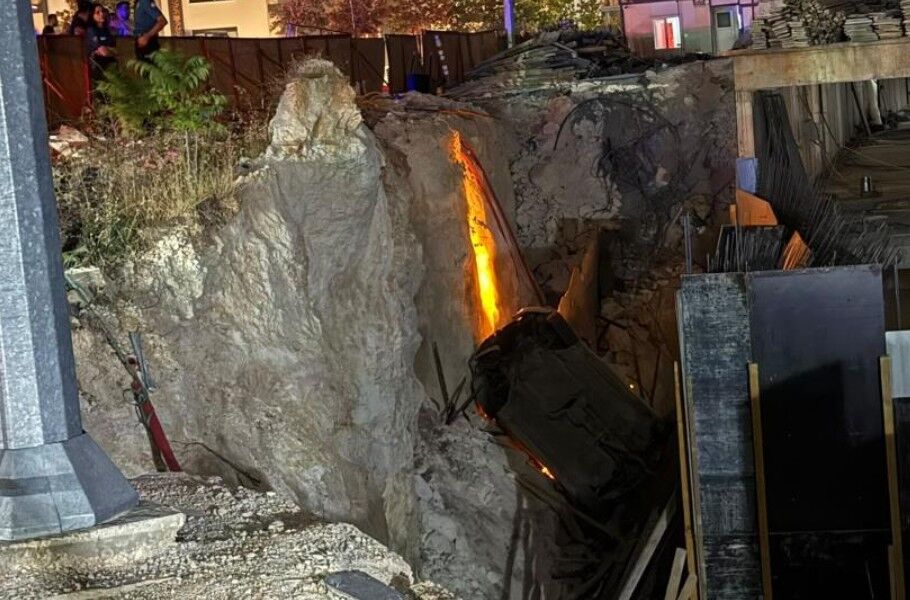 Kaza sonrası savrulan araç inşaat çukuruna uçtu: 2’si ağır 3 yaralı
