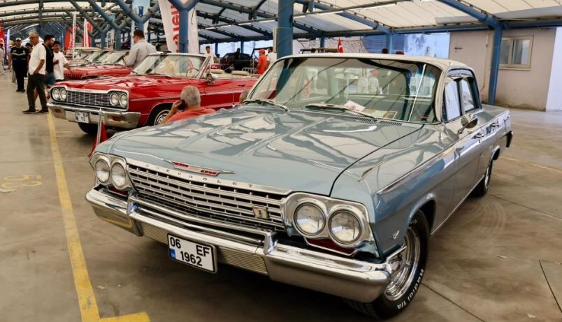 Klasik otomobil tutkunları Küçükçekmece'de 2'inci kez bir araya geldi