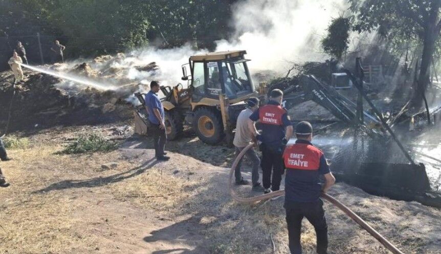 Ahır ve samanlık yangını: 2 büyükbaş hayvan telef oldu, 400 balya saman yandı