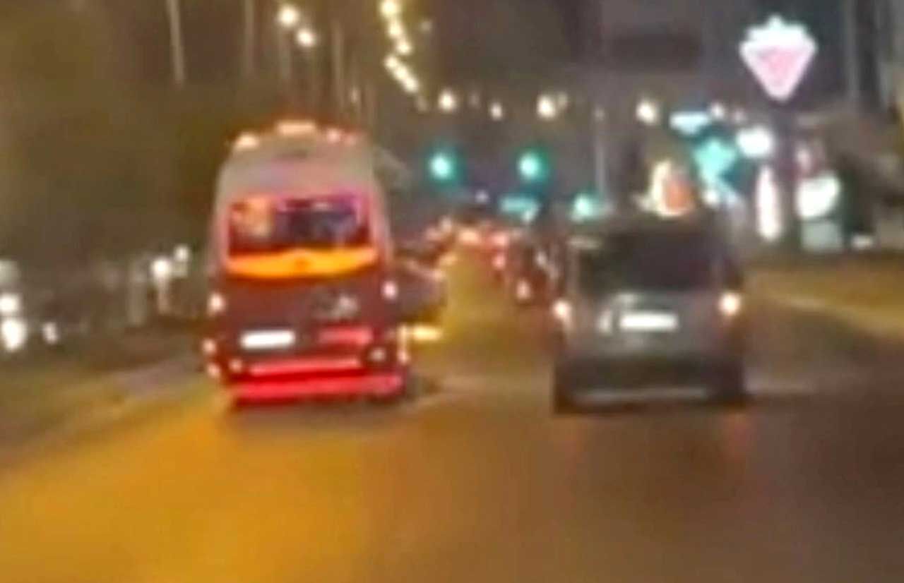 Makas atan minibüsçü kameraya yakalandı, 90 bin TL ceza yedi