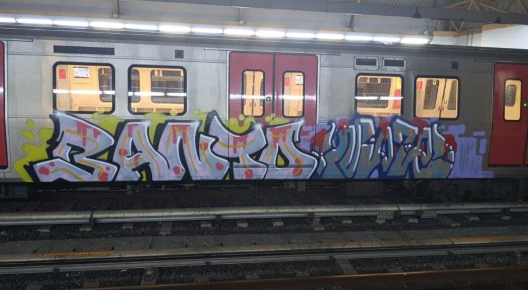 Ankara’da iki şahıs metro vagonlarına grafiti yaptı