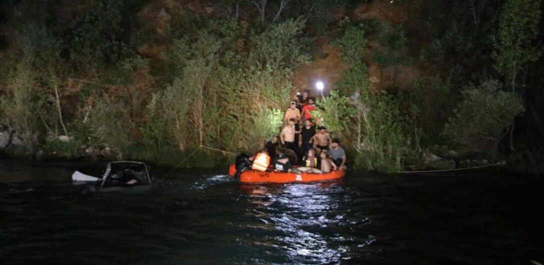 Otomobil Munzur Nehri’ne yuvarlandı: 2 yaralı