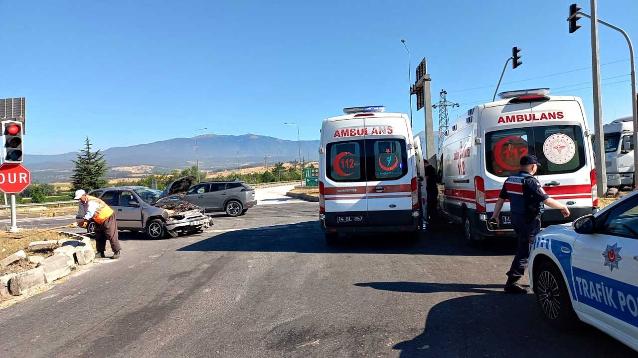 Otomobil Refüje Çarparak Takla Attı 5 Yaralı (1)