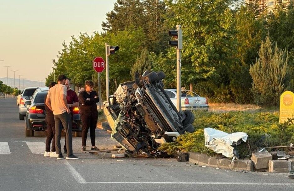 Otomobille çarpışan hafif ticari araç hurdaya döndü: 4 yaralı