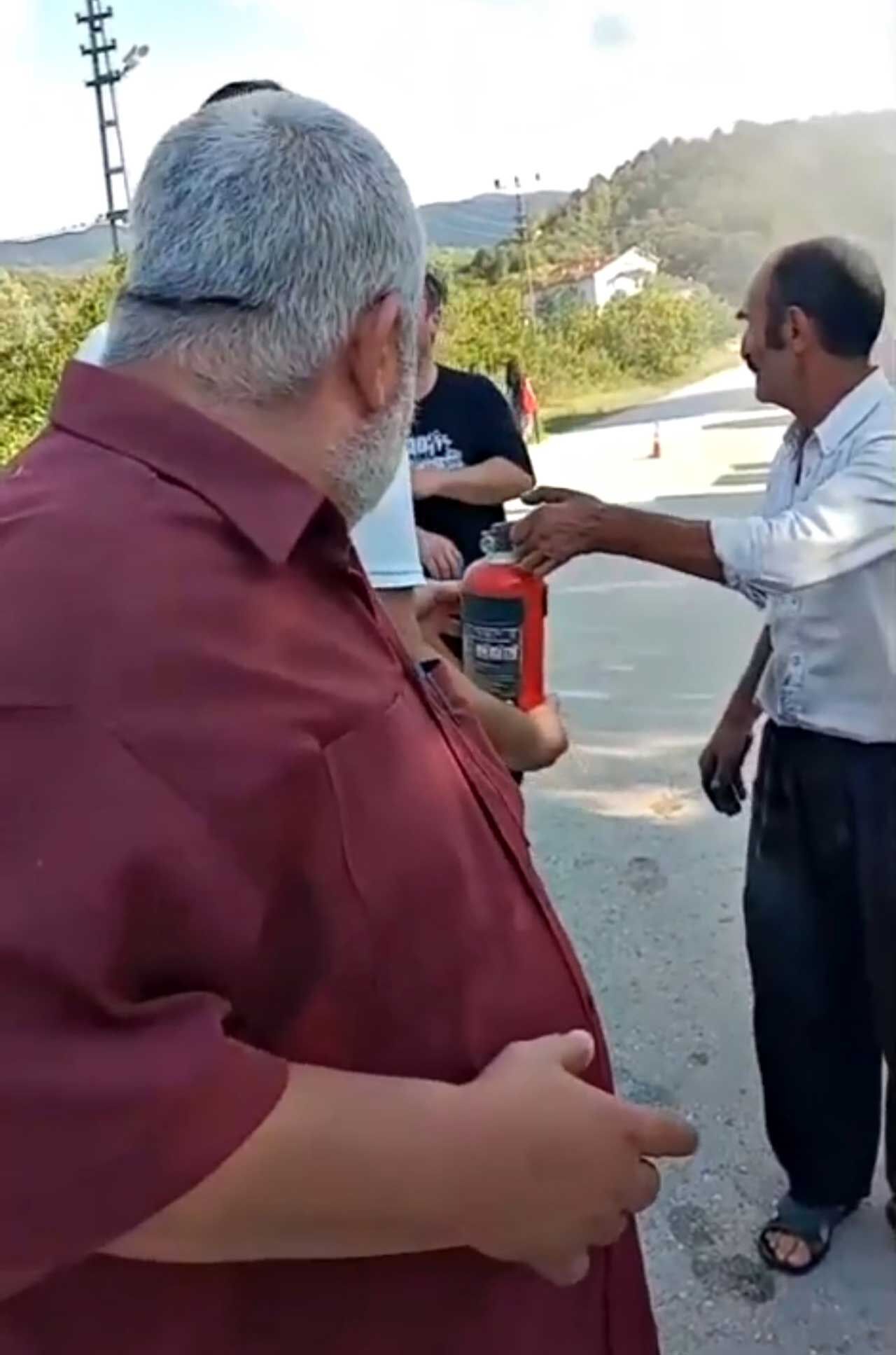 Park Halindeki Otomobil Alevlere Teslim Oldu Yangın Tüpleriyle Seferber Oldular (3)