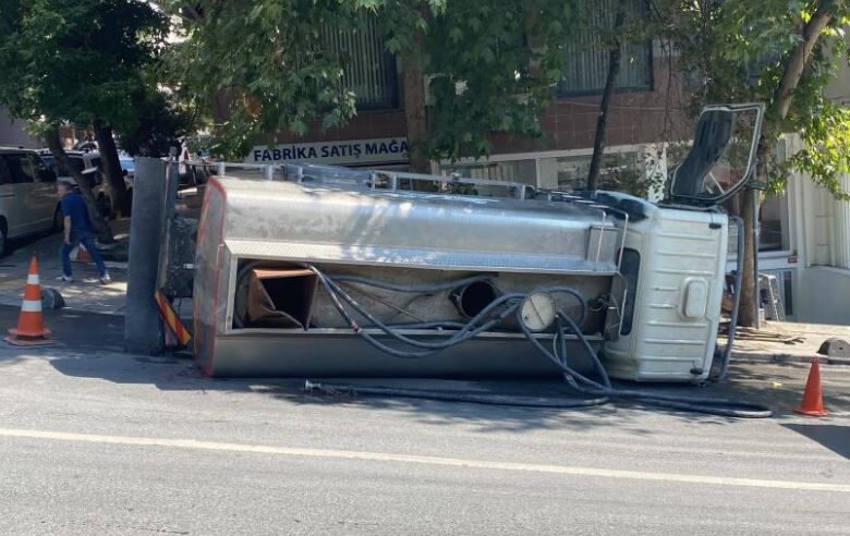 Araca çarpan su tankeri devrildi: 1 kişinin yaralandı