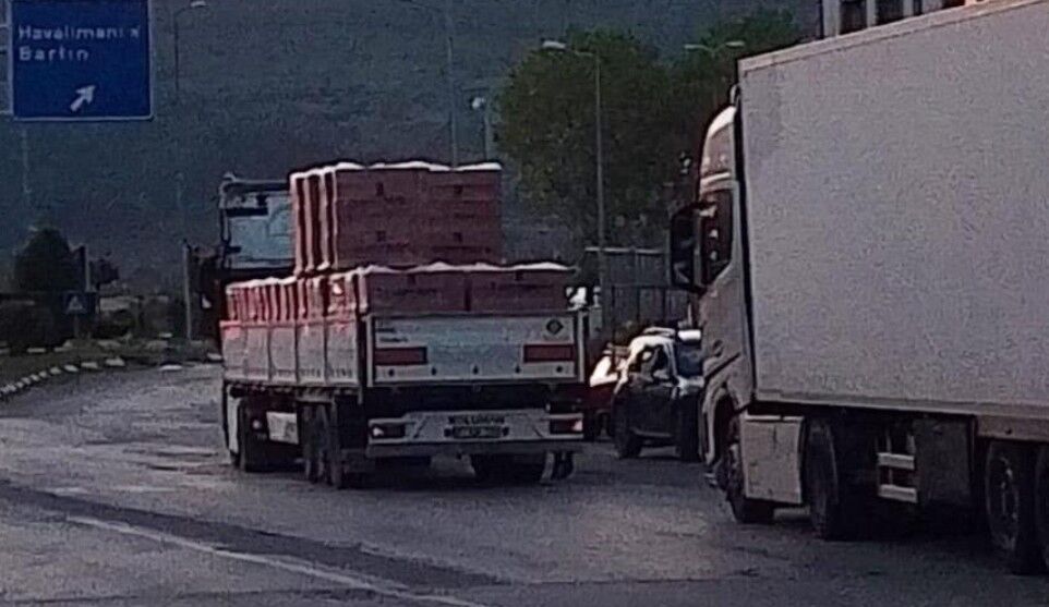 Tuğlalar Yola Saçıldı 2