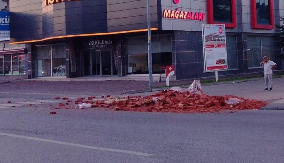 Tuğlalar Yola Saçıldı