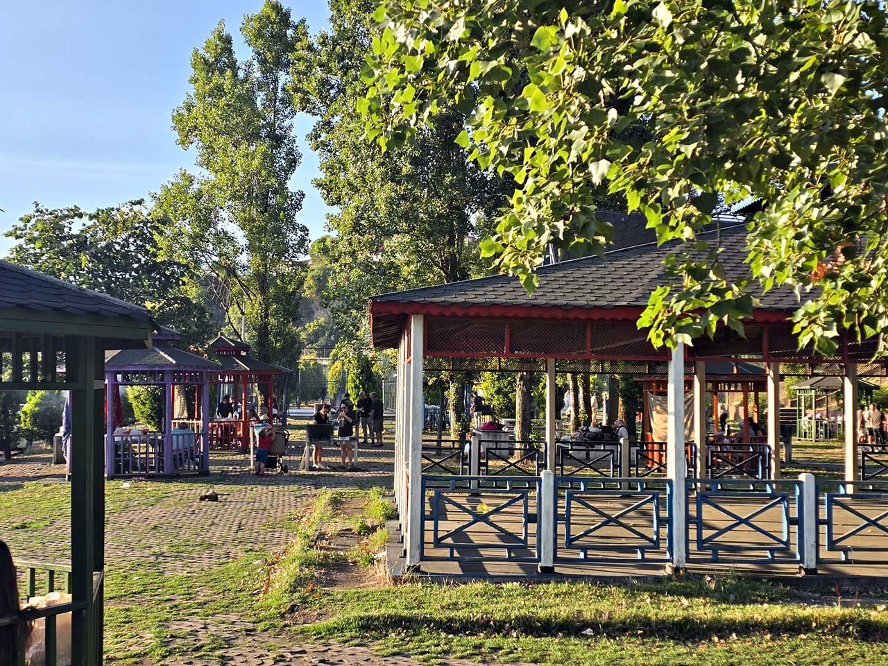 Vatandaşlar Sahillere Ve Parklara Akın Etti (1)