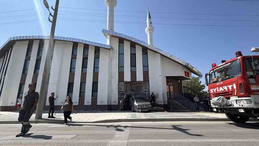 Araba Cami̇ye Çarpti (2)