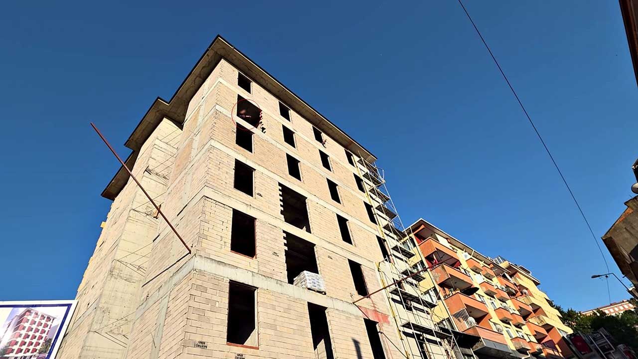 Eşiyle Tartıştı, Inşaata Çıktı Ekipler Seferber Oldu (2)