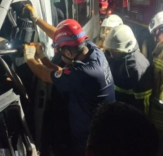 İşçi̇ Servi̇si̇ Ve Tir Kazasi 1