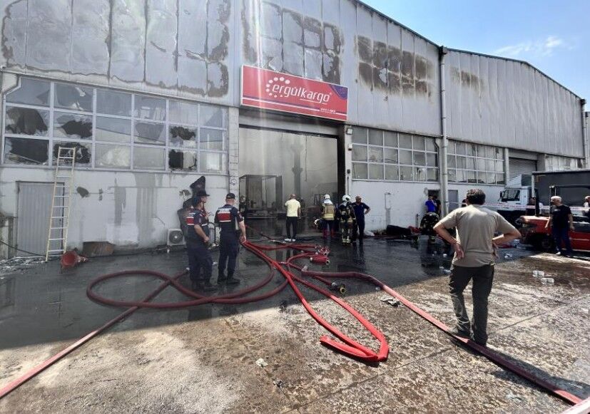 Kargo Deposunda Büyük Yangin 11