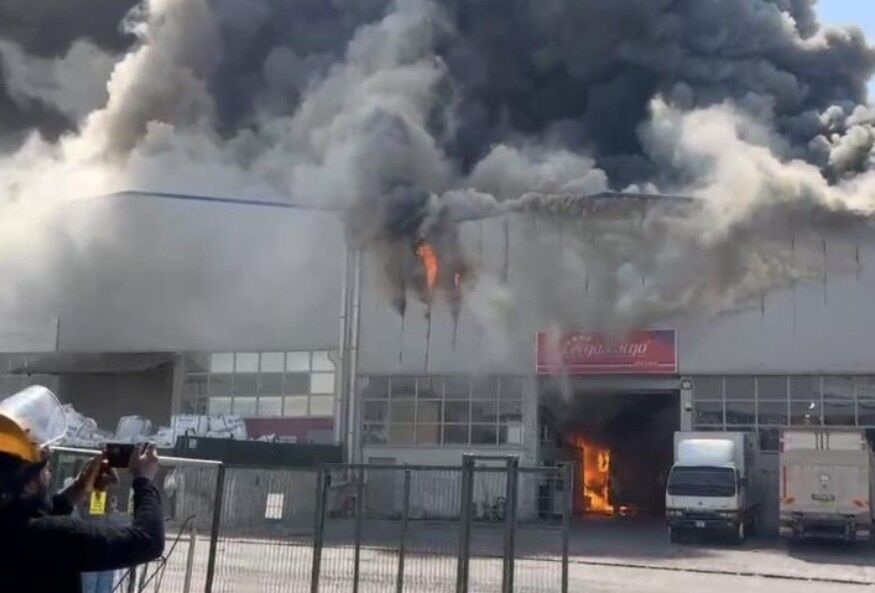 Kargo Deposunda Büyük Yangin 111
