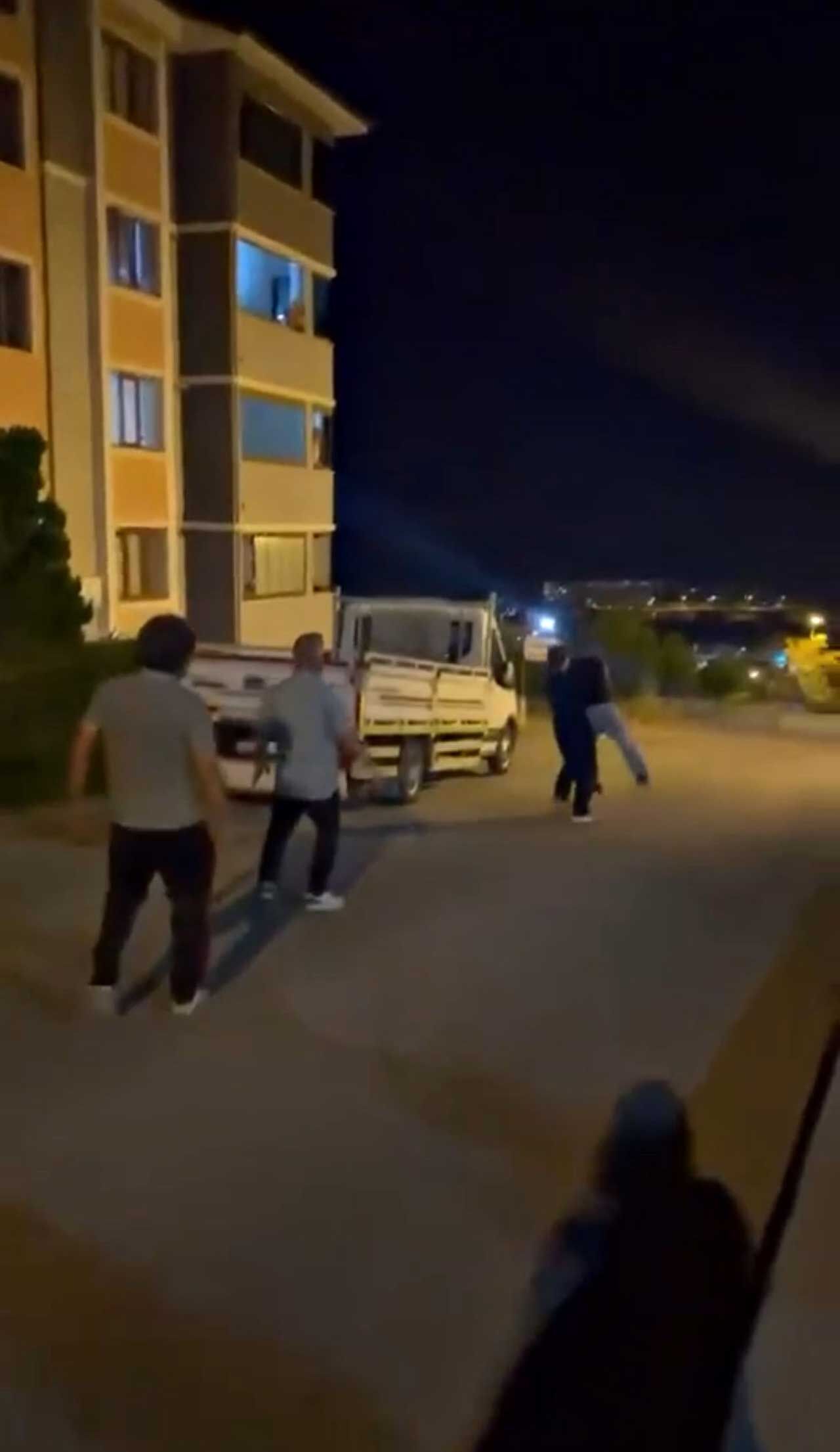 O Ğ L U M A M E S A J A T T I N D E Y İ P S O K A K O R T A S I N D A D Ö V D Ü (1)