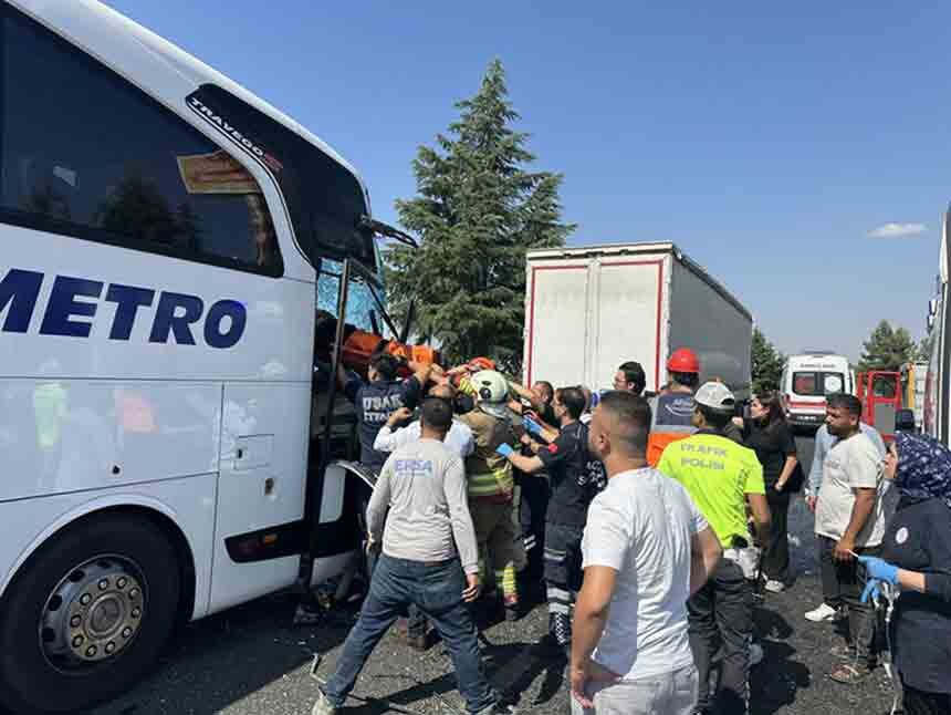 Uşak Yolcu Otobüsü Kaza (1)