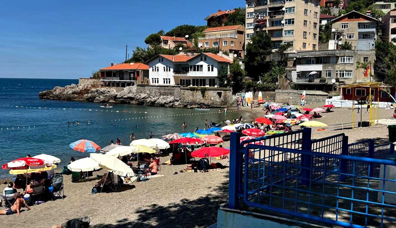 Zonguldaklılar Soğuk Denize Aldırmadı Plaj Dolup Taştı2