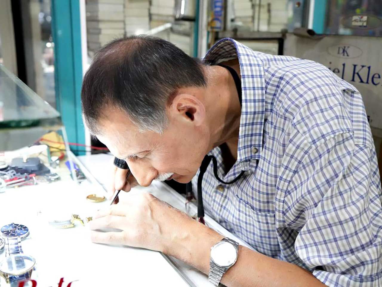 2 metrekarelik dükkânda 56 yıldır saat tamir ediyor