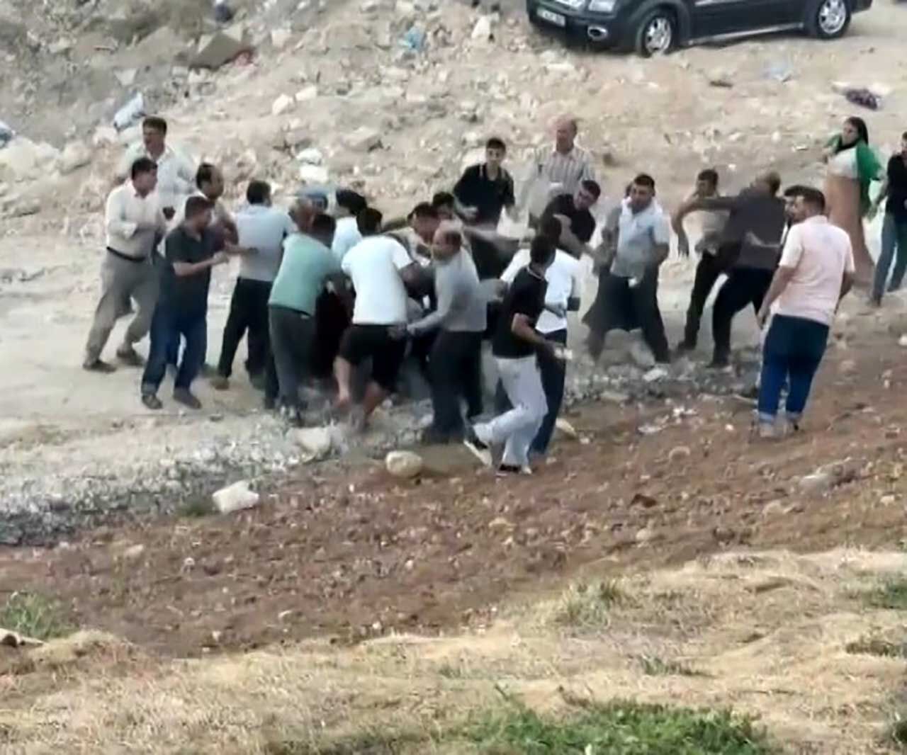 A R A Ç L A K A L A B A L I Ğ I N O R T A S I N A D A L D I (2)