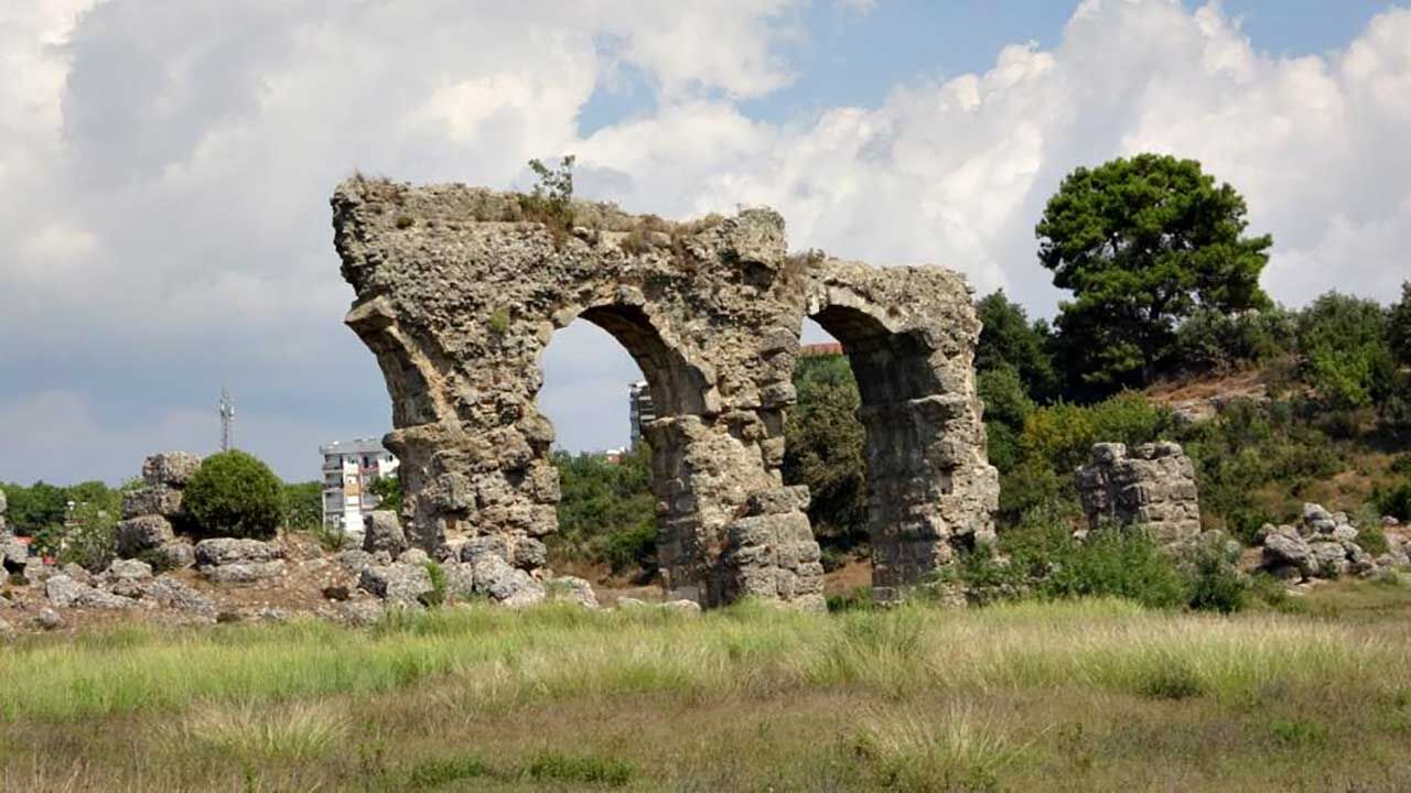 Tarihi su kemerleri zamana meydan okuyamadı