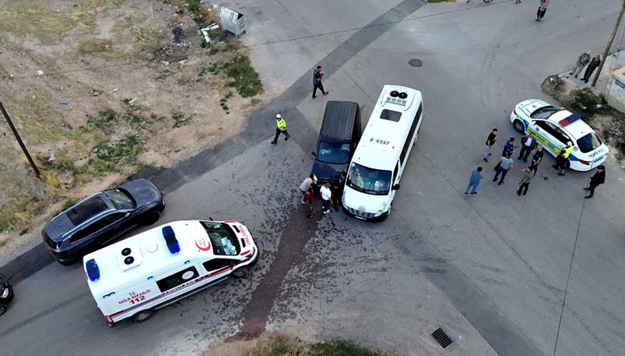Okul servisi ile hafif ticari araç çarpıştı: 6 yaralı