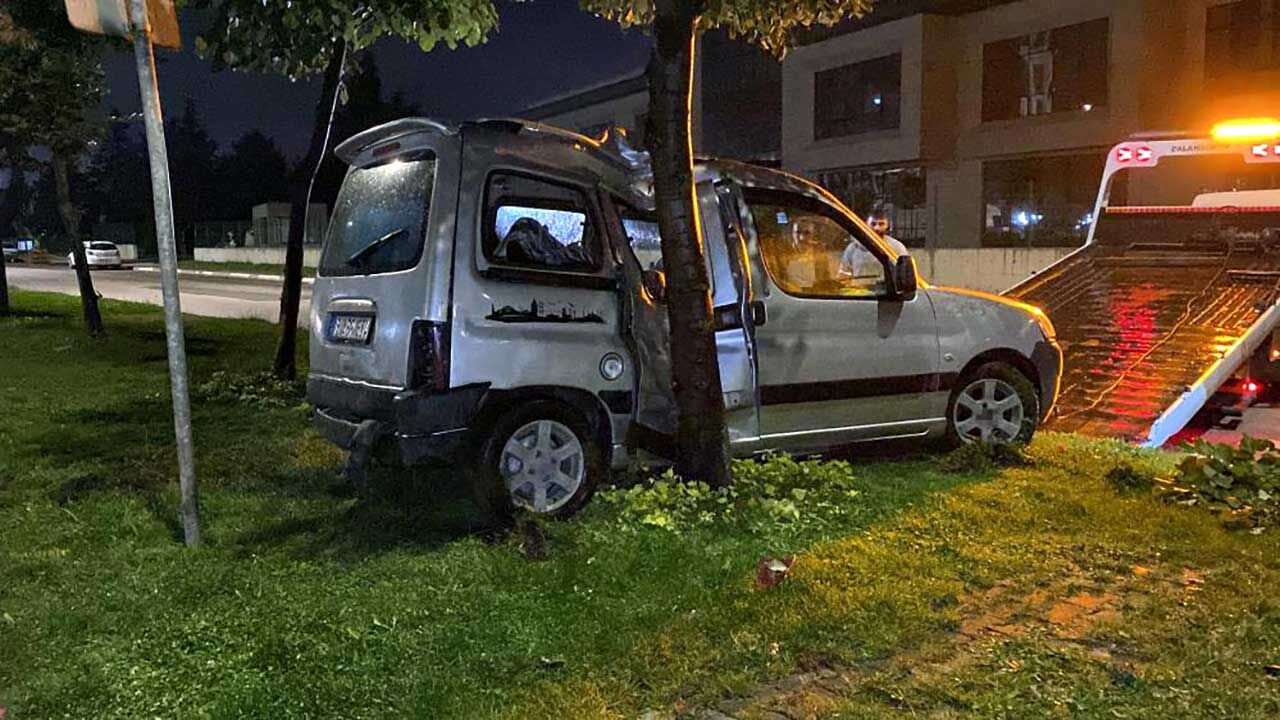 Bursa’da kontrolden çıkan araç ağaca çarptı: 2 yaralı