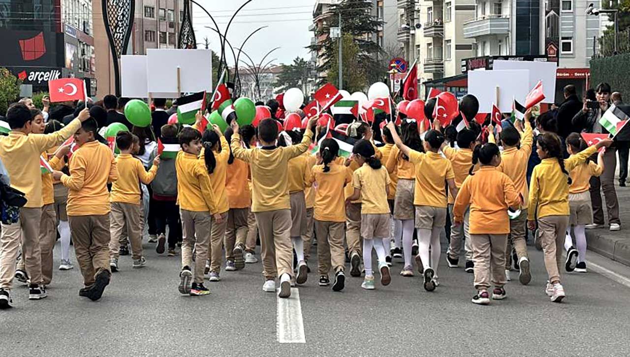 Bolu'da binlerce öğrenci Gazzeli çocuklar için yürüdü: Gökyüzüne umut uçurdular