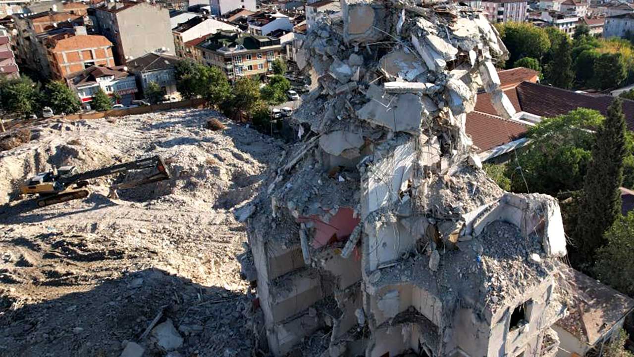 Küçükçekmece'de yıkılan bina havadan görüntülendi