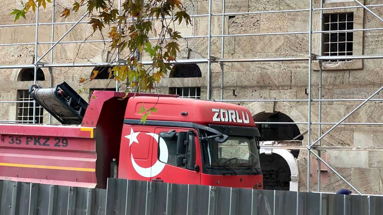 Restorasyon alanında korkutan iş kazası: İşçi kolunu iş makinesine kaptırdı