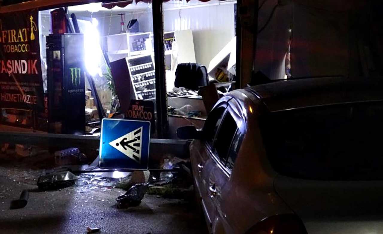 Otomobil konteyner iş yerine daldı: 1 kişi yaralandı