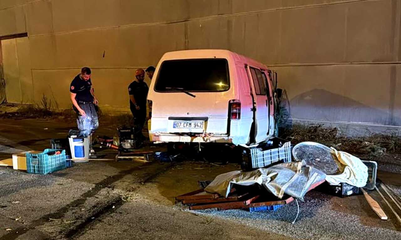 Antalya'da panelvan kontrolden çıktı: 1 yaralı