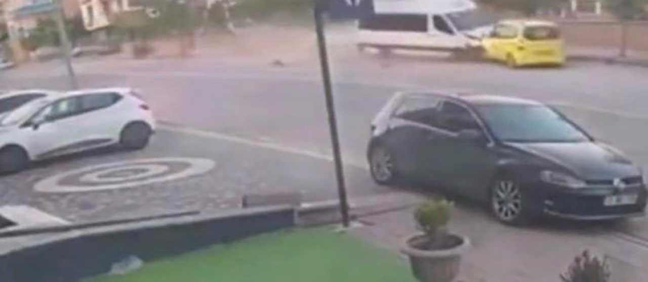 Freni patlayan minibüs taksiyi önüne kattı, direğe çarparak durabildi: 1 yaralı