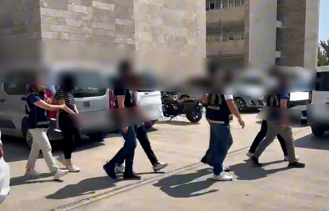 Evden çaldıkları çelik kasaları dereye attılar, altınları motosiklet koltuğuna sakladılar