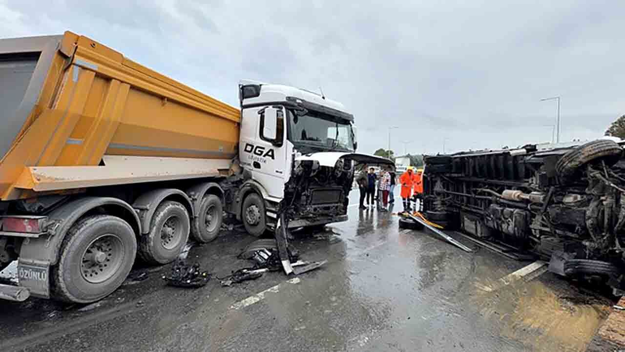 Yağışlı havada kaza! Kontrolden çıkan kamyon devrildi, arkadan gelen hafriyat kamyonu çarptı