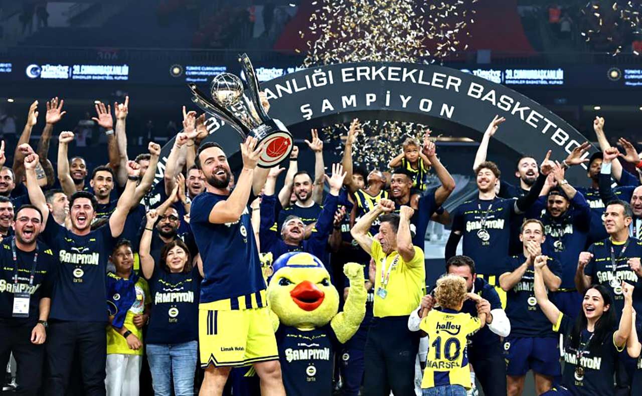 39. Erkekler Cumhurbaşkanlığı Kupası'nda ödüller verildi! Fenerbahçe, kupayı kaldırdı
