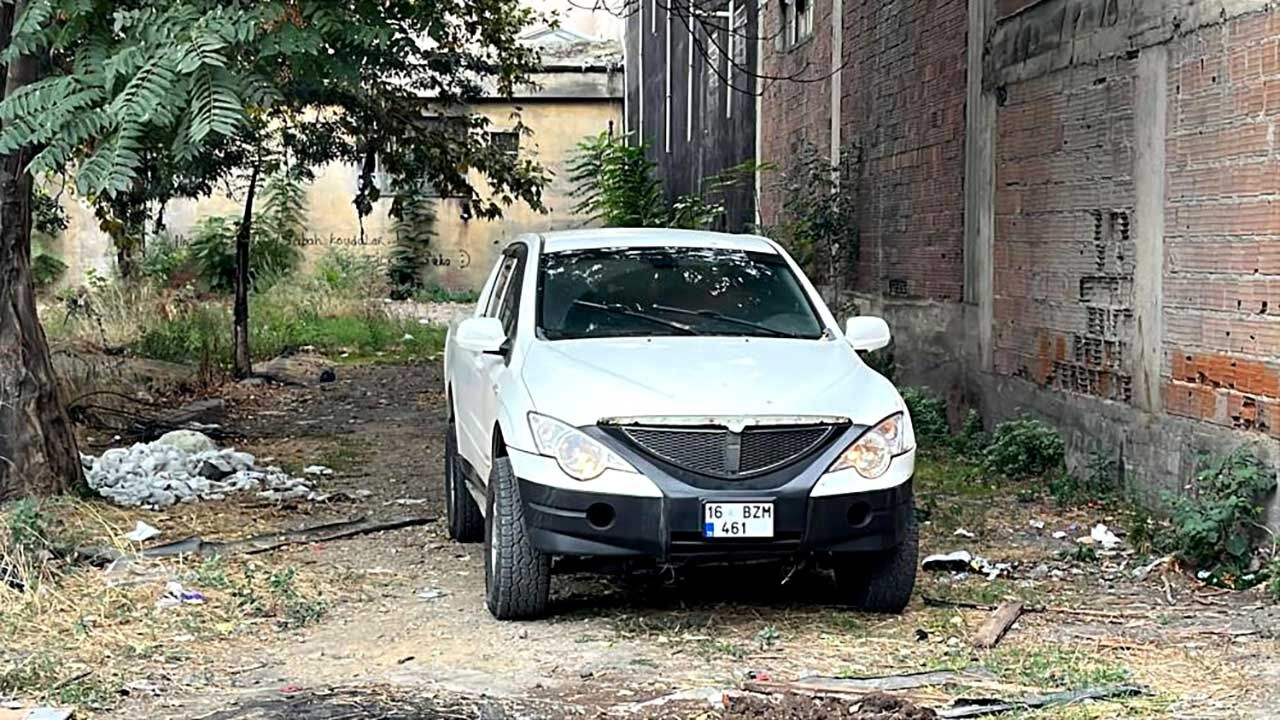 Kendini otomobile kilitleyen kadın ekiplere zor anlar yaşattı