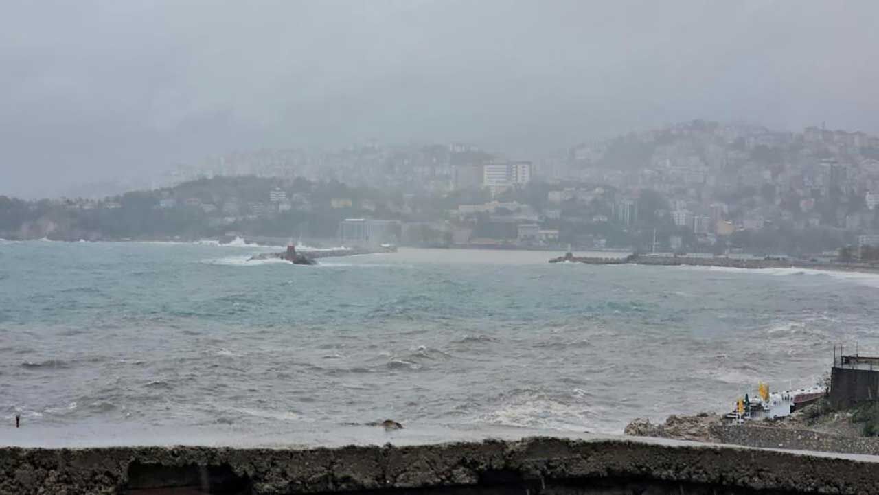 Zonguldak'ta sağanak ve fırtına: Liman sarıya büründü