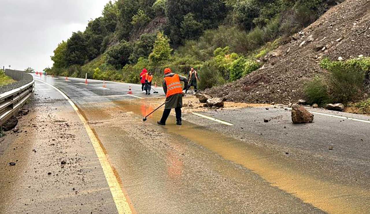 Alaplı-Akçakoca yolunda heyelan