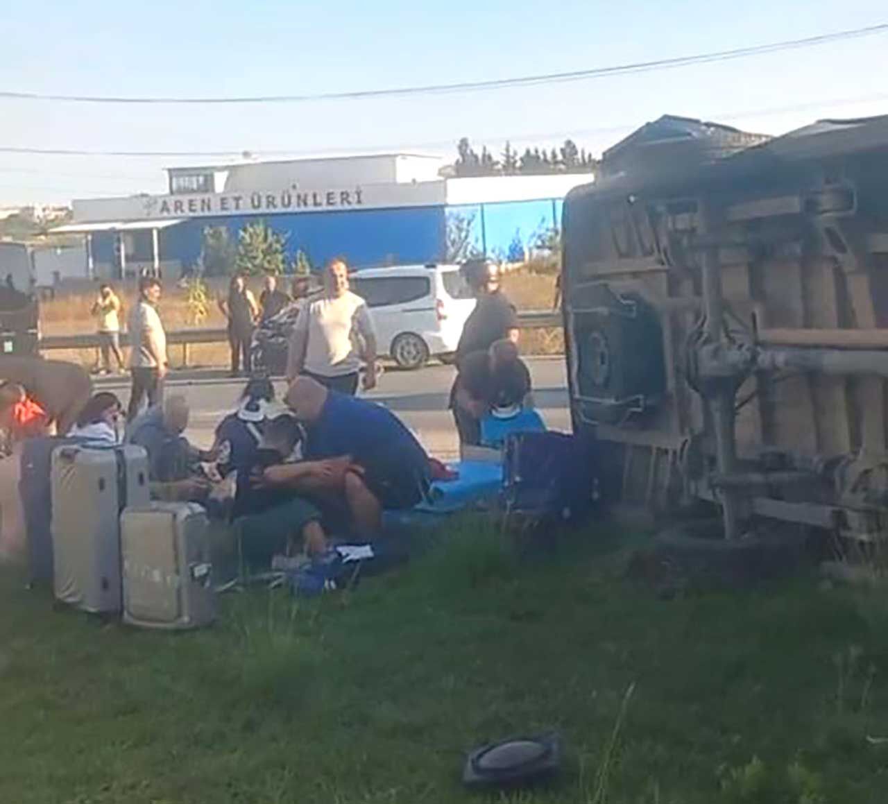 Antalya’da 3 araç çarpıştı: 15’i turist 17 yaralı