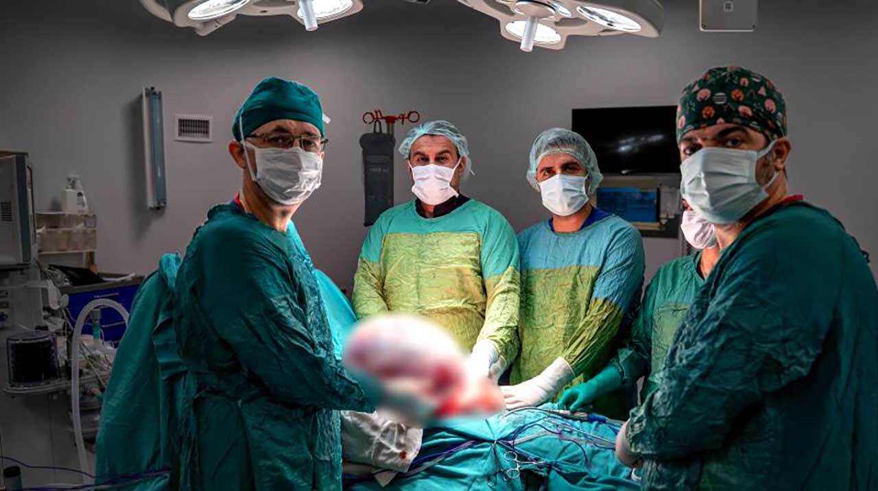 Malatya’da şaşırtan operasyon: 15 kiloluk kitle çıkarıldı