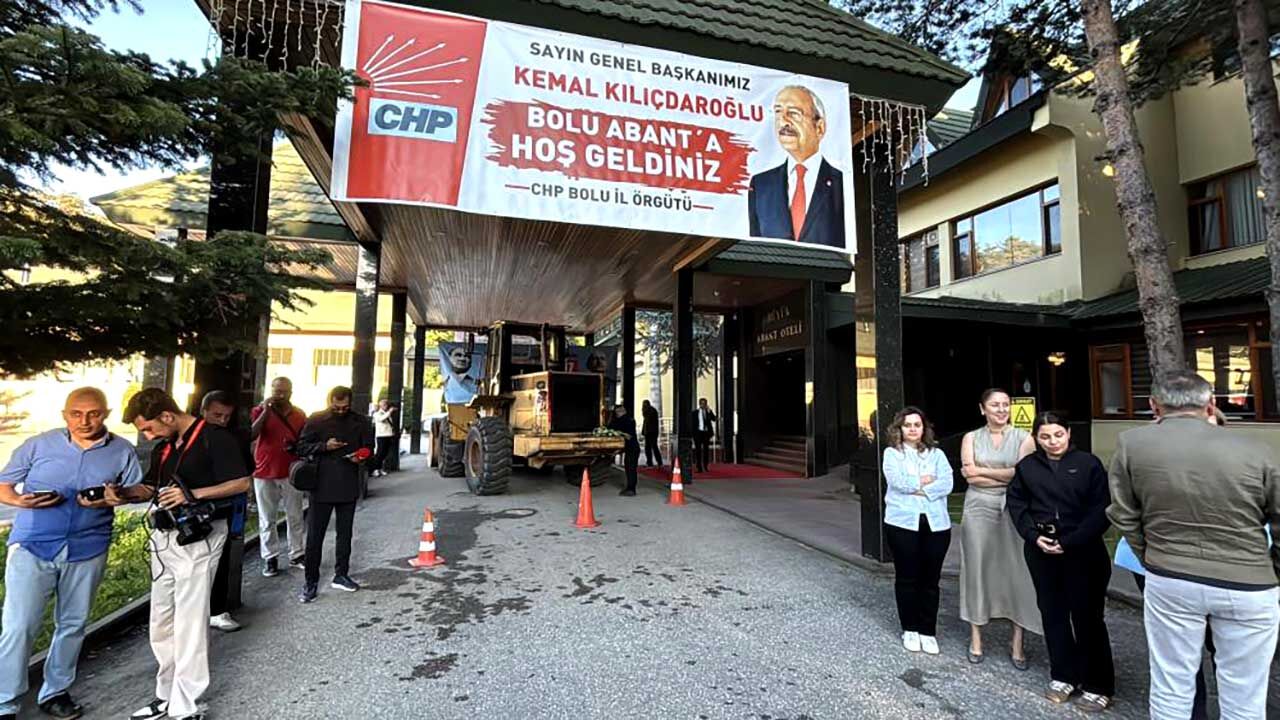 CHP kampında pankart için getirilen kepçe yolda kaldı