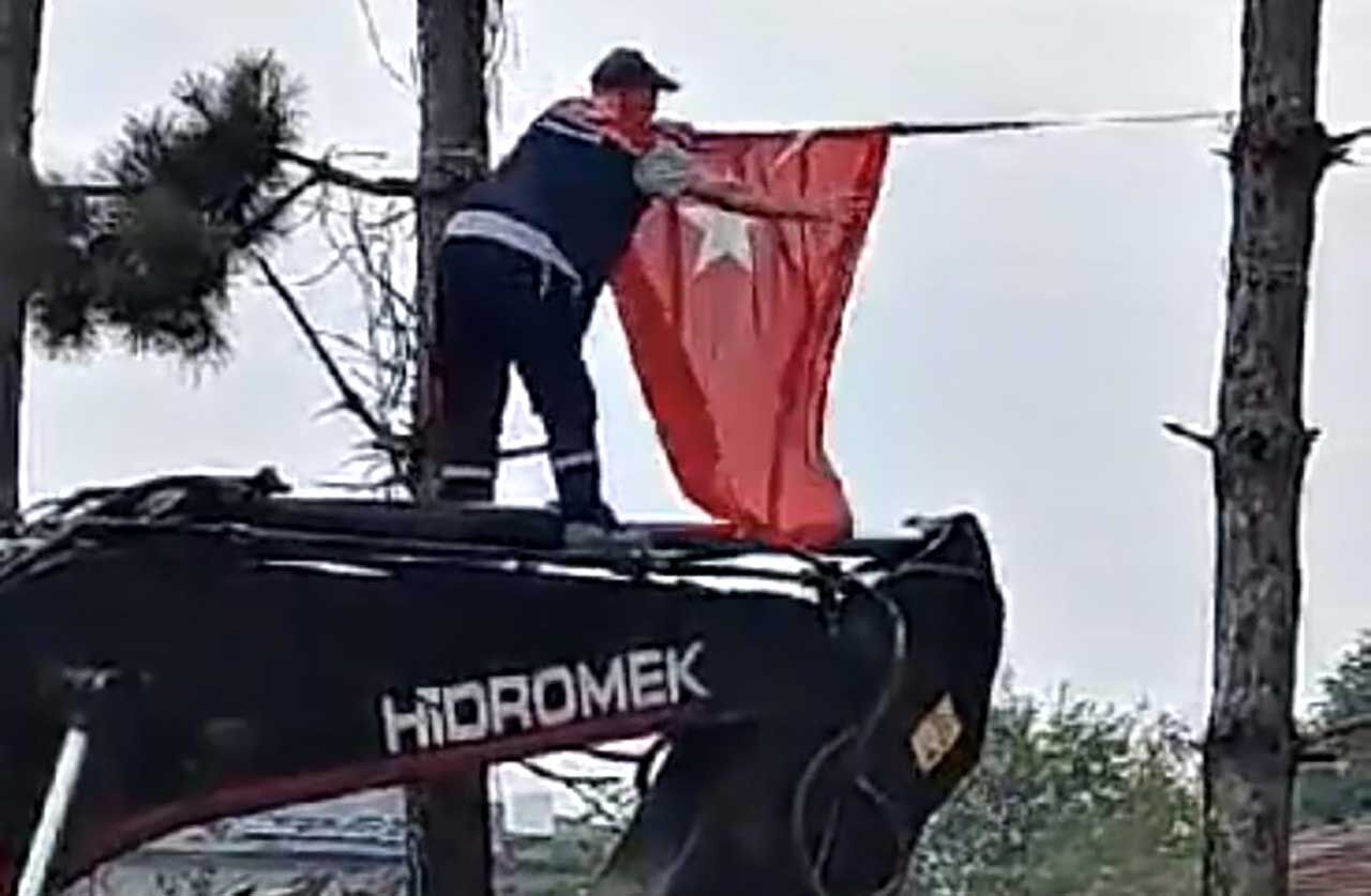 İş makinesinin üzerine çıkıp Türk bayrağını düzeltti, ardından böyle öptü
