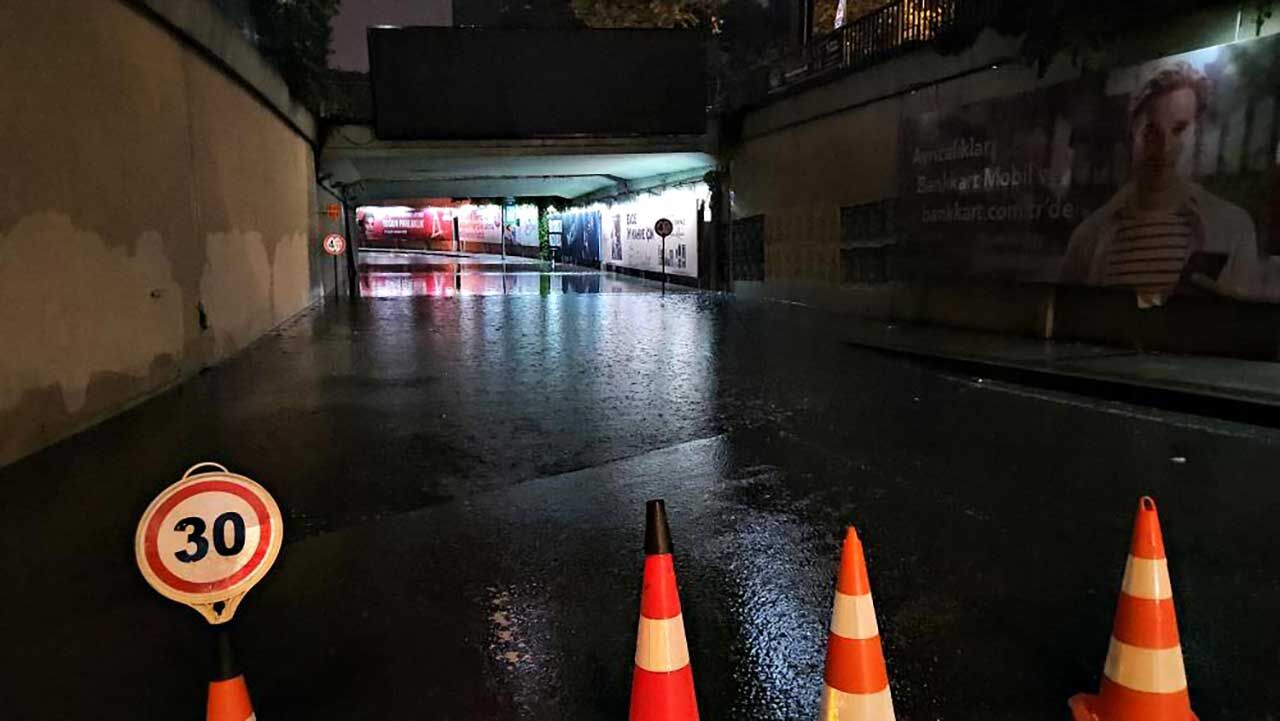 Taksim'de beklenen sağanak bir anda bastırdı: Zincirlikuyu alt geçidini su bastı