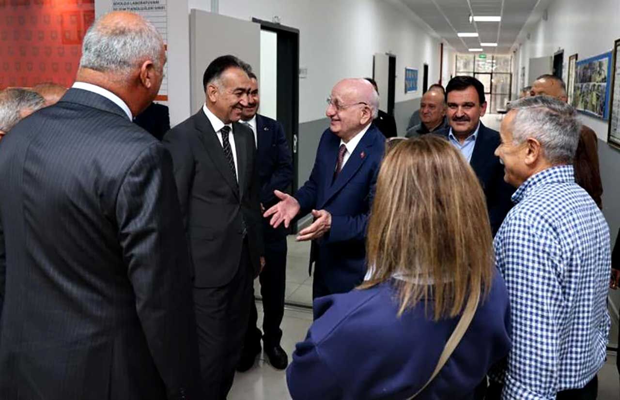 Eski TBMM Başkanı Kahraman okuduğu liseyi ziyaret etti