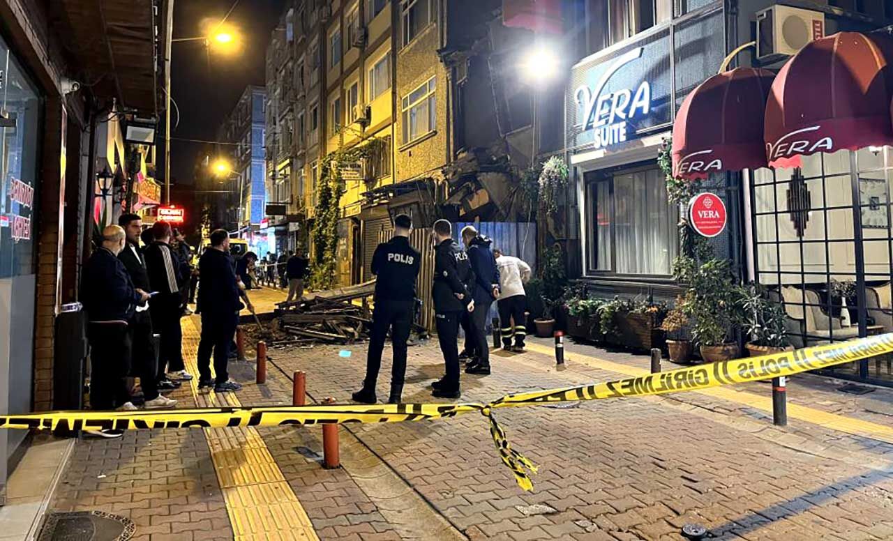 Bakırköy’de metruk bina yıkıldı, ekipler bölgeye sevk edildi