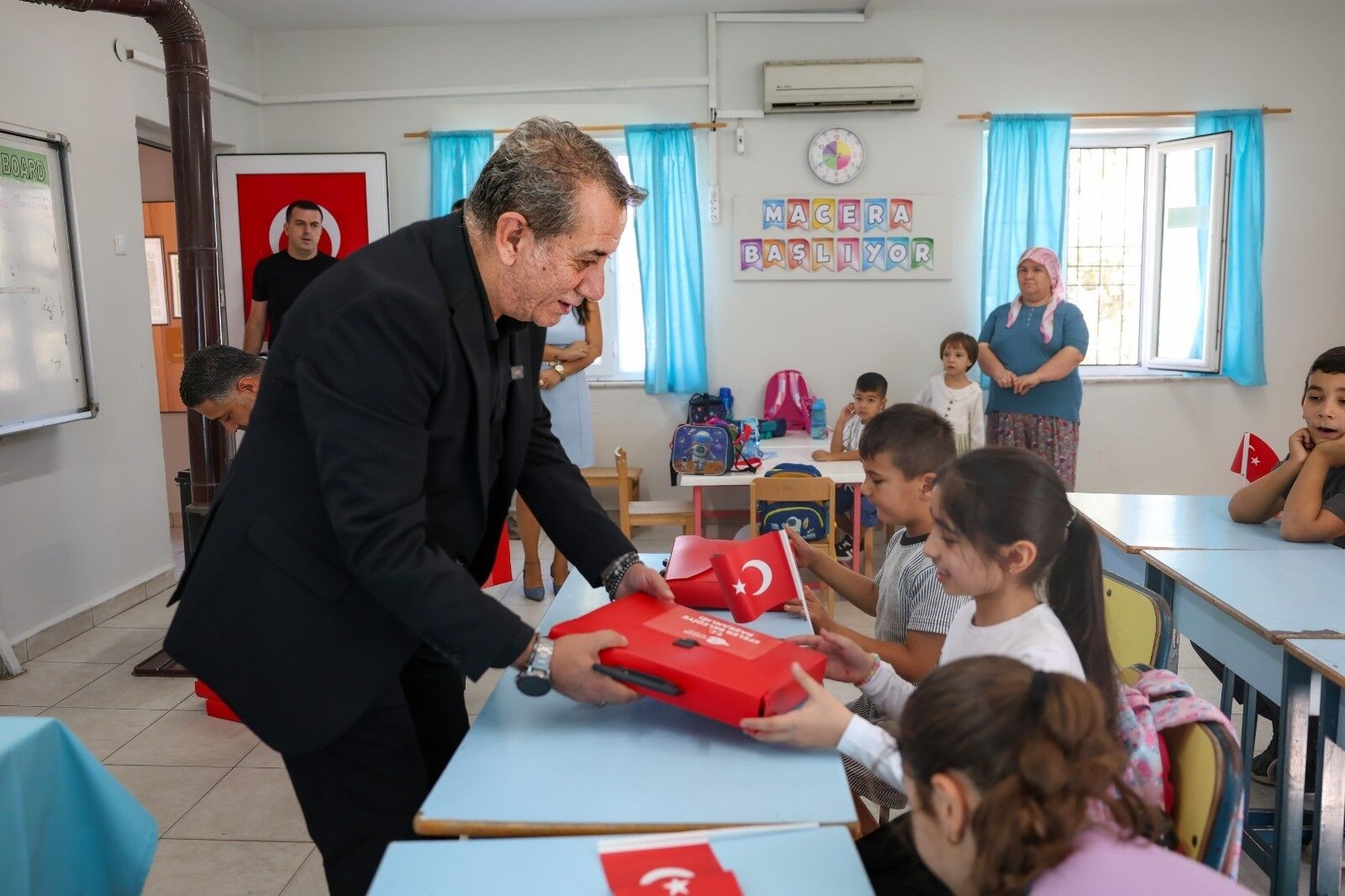 Başkan Yetişkin öğrencilerin ilk gün heyecanına ortak oldu