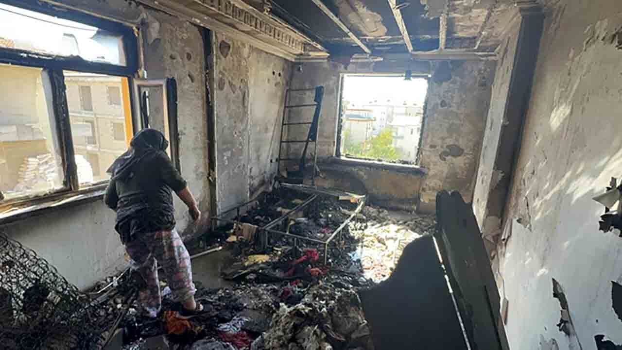 Çakmakla Oyun Evi̇ Küle Çevi̇rdi̇ (3)