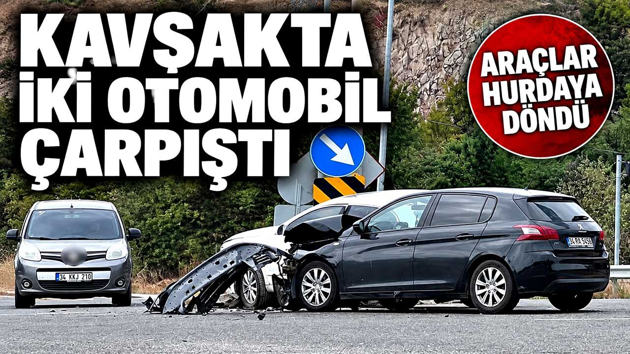Kavşakta iki otomobil çarpıştı: Araçlar hurdaya döndü