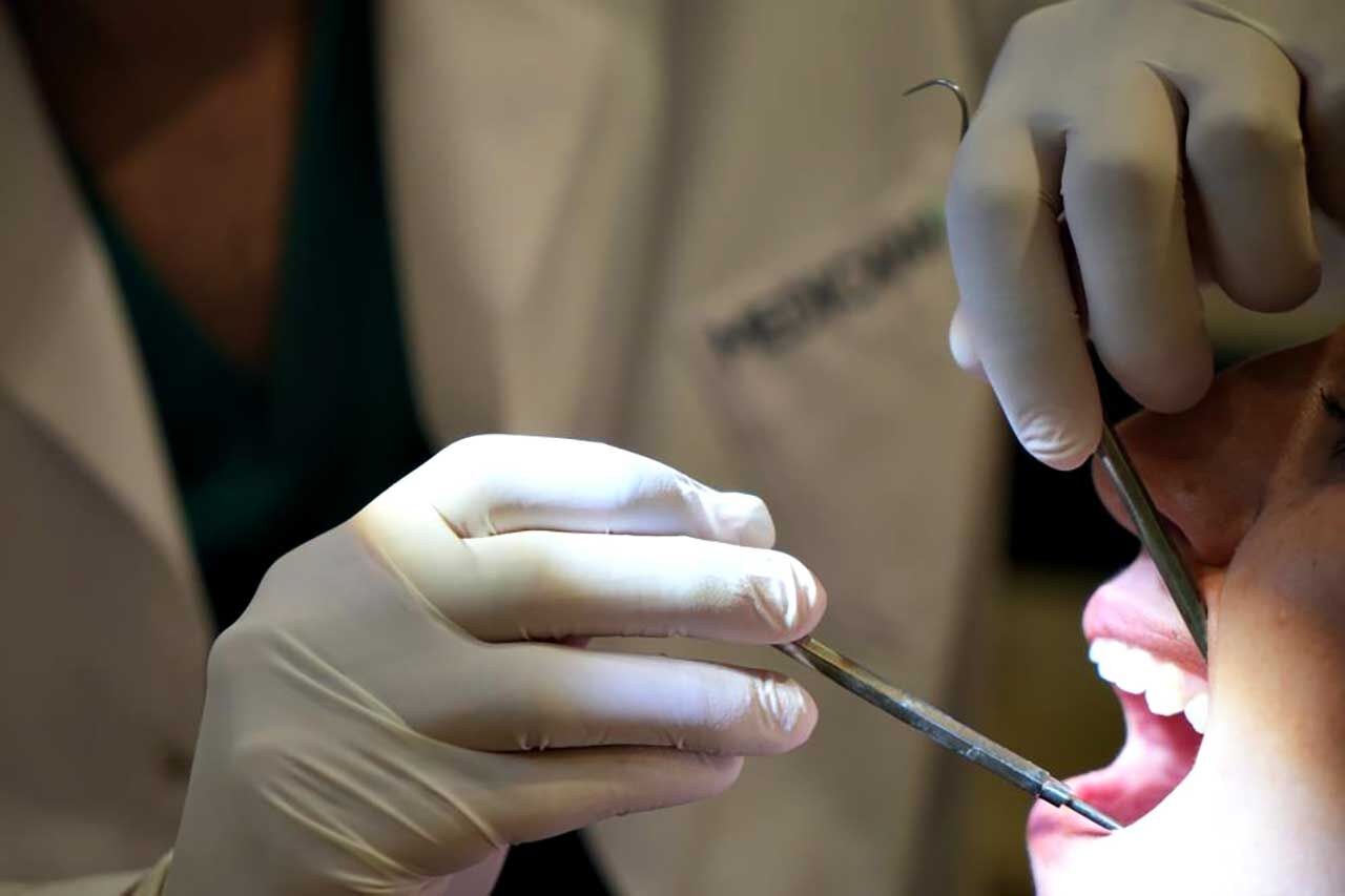 Çene kemiği erimesi implant tedavisine engel değil